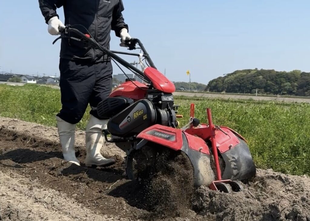 培土機で土を掘り進める。深すぎると生姜が地層に埋もれてしまう危険も。